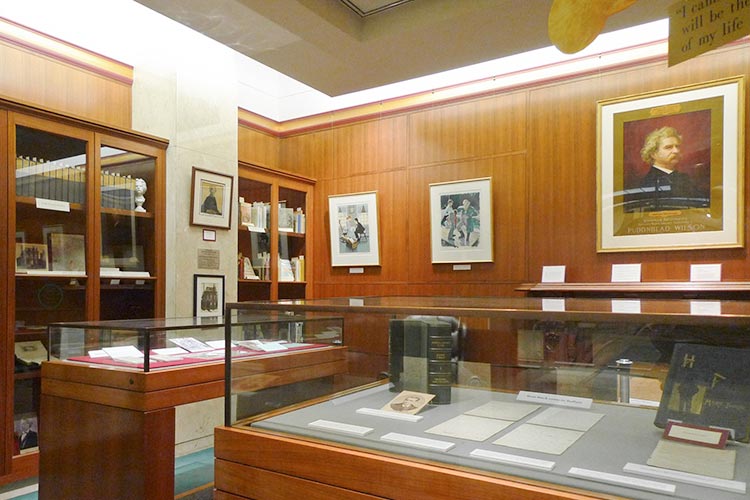 În noiembrie 1885, la biblioteca din Buffalo sosea un pachet care conținea jumătate (487 de pagini) din manuscrisul Aventurilor lui Huckleberry Finn. Autorul credea că prima parte fusese rătăcită sau distrusă din greșeală. O descoperire uimitoare a fost făcută în anul 1990 la Hollywood, în casa unui descendent al curatorului bibliotecii de pe vremea lui Twain, James Fraser Gluck: prima jumătate a manuscrisului. Cercetările au arătat că scriitorul găsise, într-un târziu, paginile lipsă și le expediase către bibliotecă, însă posibil, curatorul să le fi pus deoparte pentru a fi legate. Gluck a murit pe neașteptate și filele scrise de mâna lui Mark Twain au așteptat cuminți, vreme de 105 ani să își regăsească jumătatea, trăind fericite și în zilele noastre, la loc de cinste în camera dedicată autorului american.