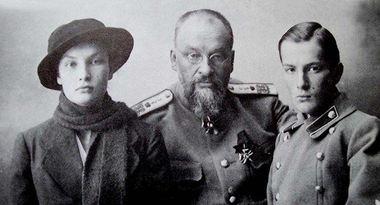 Botkin a trimis scrisori de susținere pentru cea despre care afirma cu convingere că e prințesa Anastasia, către diverși membri ai familiei Romanov. A scris cărți despre ea și familia ei, inclusiv The Woman Who Rose Again, The Real Romanovs și Lost Tales: Stories for the Tsar”s Children. A susținut-o financiar toată viața și a rămas alături de ea, chiar și atunci când toți ceilalți o abandonaseră.