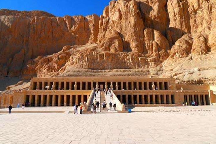 Theba acoperea un teritoriu de 93 de kilometri pătrați, incluzând Luxor, Valea Regilor, Valea Reginelor și Karnak. Întregul spațiu a fost intrat în patrimoniul UNESCO din 1979.