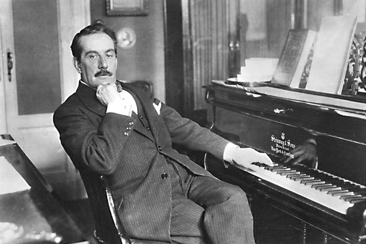 Puccini a apreciat mult interpreții români. Tenorul Grigore Gabrielescu a fost ales pentru premiera mondială a operei Edgar, iar Hariclea Darclée a interpretat rolul titular din opera Tosca. Soprana noastră a sugerat compozitorului introducerea unei arii pentru soprană în actul al II-lea, astfel născându-se celebra Vissi d”arte.