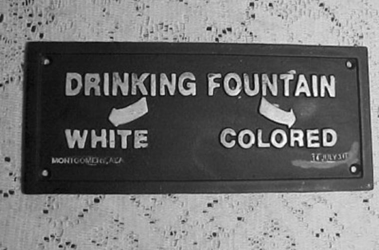 Segregarea ”oficială” în USA a început odată cu adoptarea legilor lui Jim Crow în 1877. Aplicate cu preponderență în statele sudice, dar și în cele din centrul Americii, aceste legi despărțeau albii de oamenii de culoare (unde adesea erau incluși și mexicanii) în toate aspectele vieții sociale.